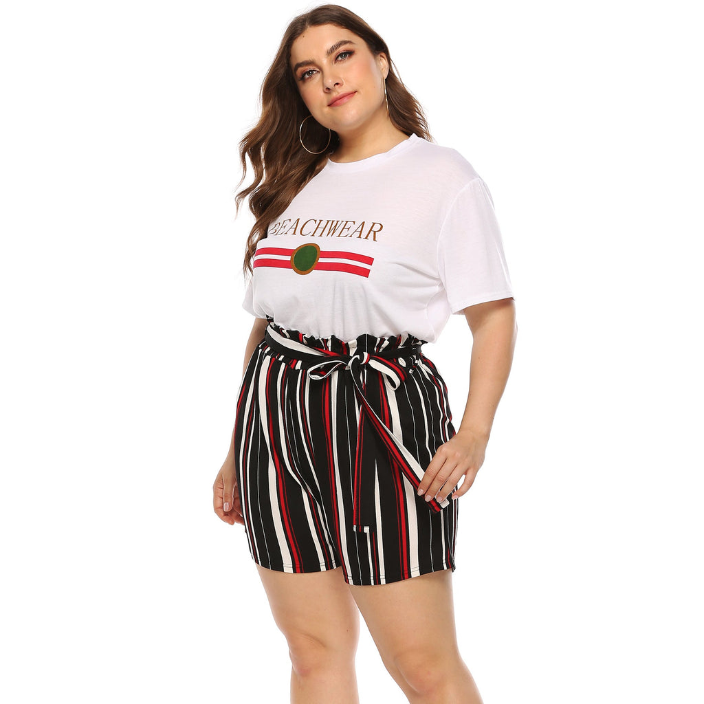 Elegante gestreifte Damen-Shorts mit Bindegürtel