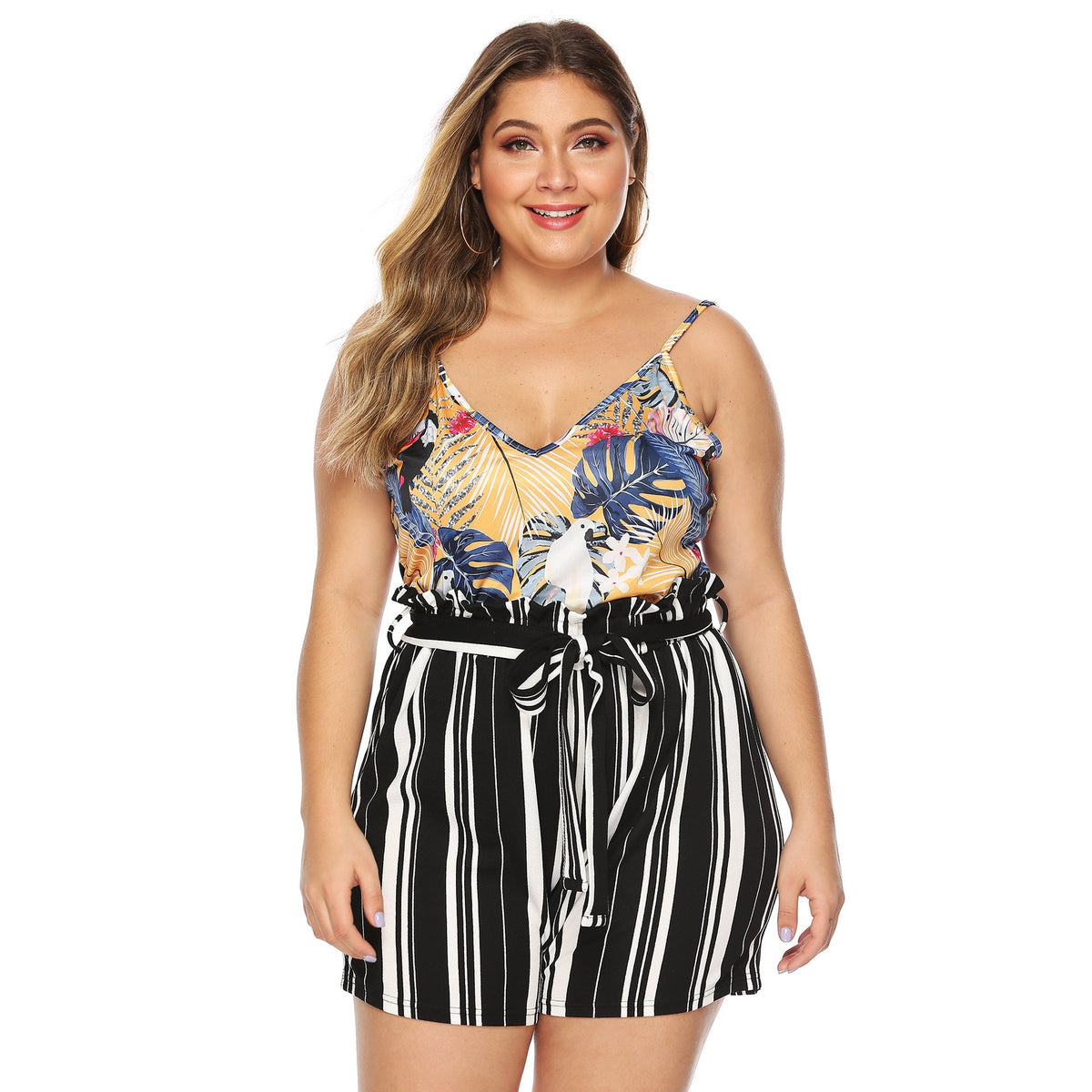Elegante gestreifte Damen-Shorts mit Bindegürtel