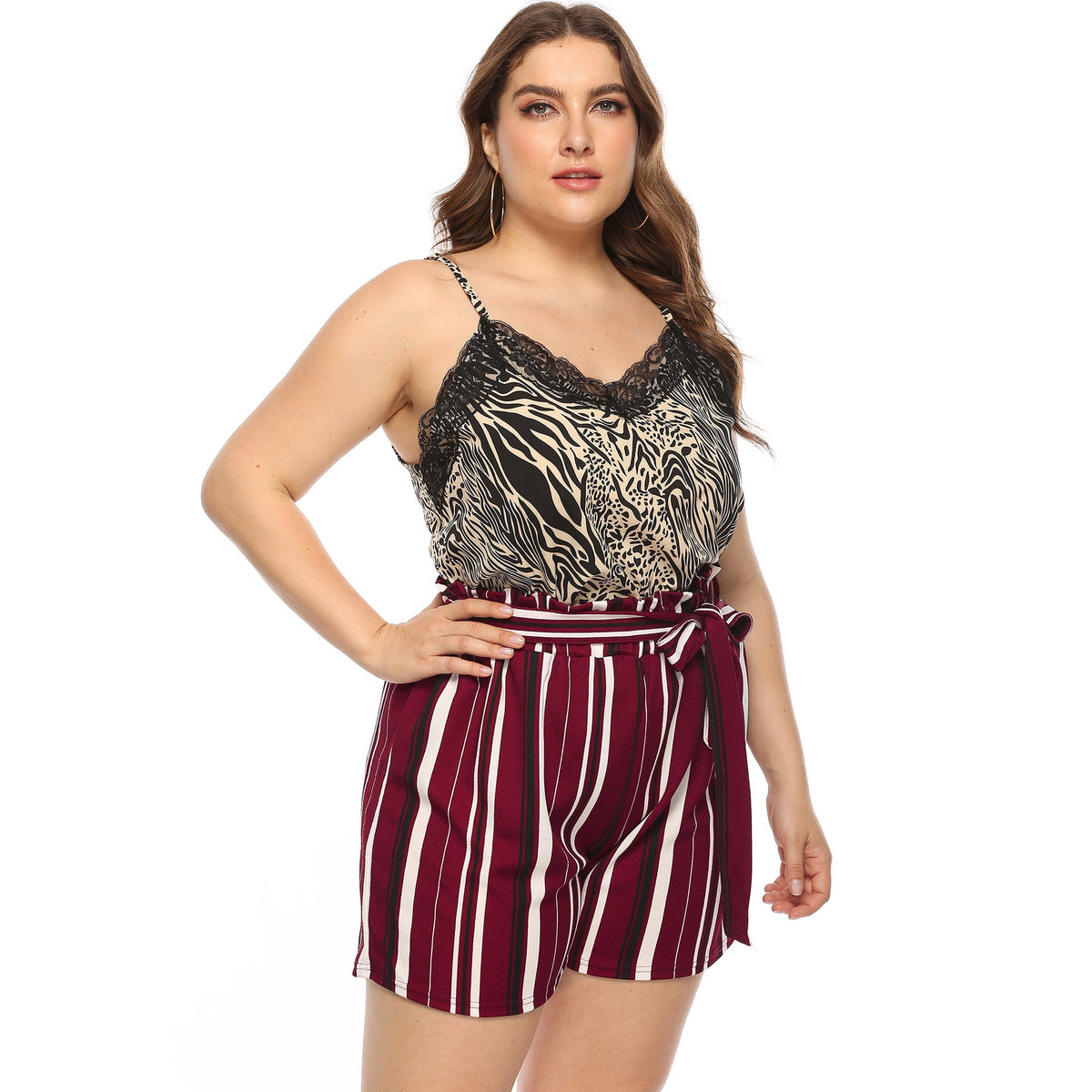 Elegante gestreifte Damen-Shorts mit Bindegürtel