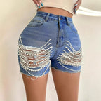 EB | Zerrissene Denim-Shorts mit hoher Taille und handgefertigter Perlenkette für Damen