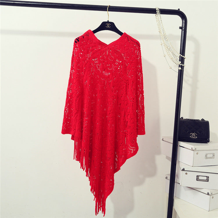 Damen Häkelponcho mit fransigen Abschlüssen und feinem Lochmuster EB