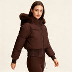 Damen cropped Daunenjacke mit abnehmbarer Kapuze und Kunstfellbesatz