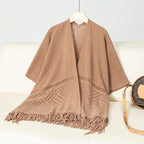 Damen eleganter Strickponcho mit fransigen Details und markantem Muster EB