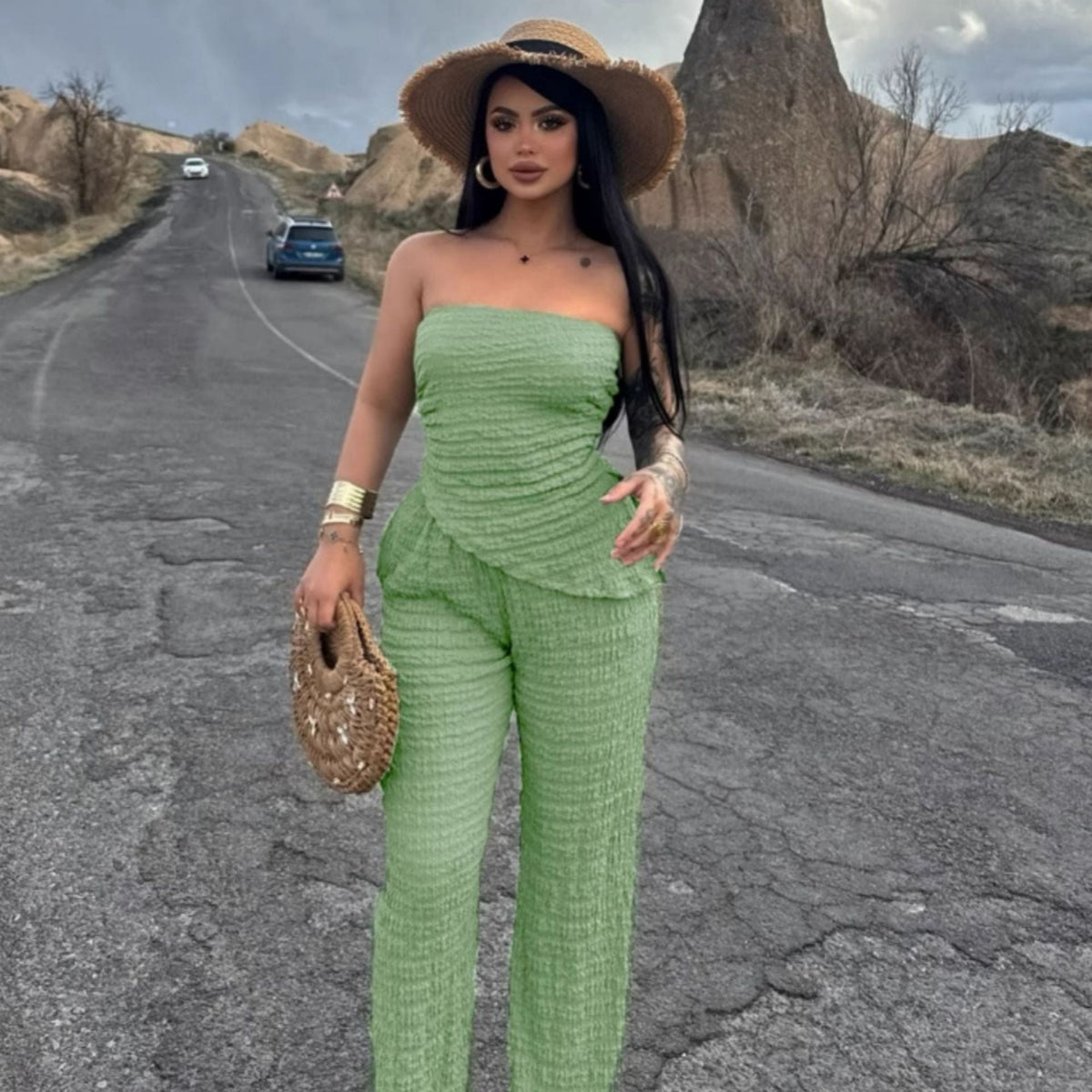 Damen eleganter Jumpsuit mit schulterfreiem Design und asymmetrischem Saum EB