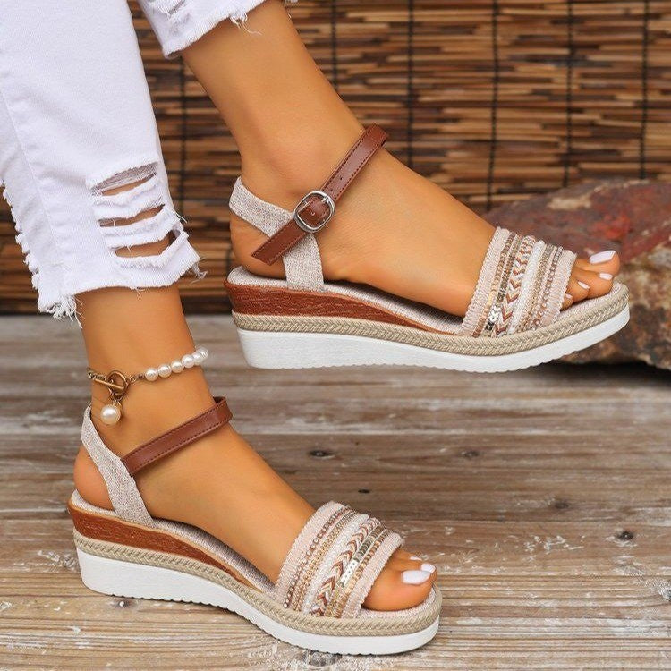 Damen Bequeme Plateau-Sandalen mit verstellbarem Riemchen und modischen Details EB