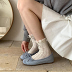 Damen Ballerina mit elegantem Rüschelement und metallischem Akzent EB