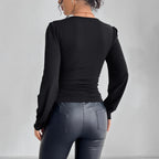 Damen nan tailliertes Langarm-Shirt mit tiefem Spitzen-Dekolleté, Raffung und Kristallbesatz EB
