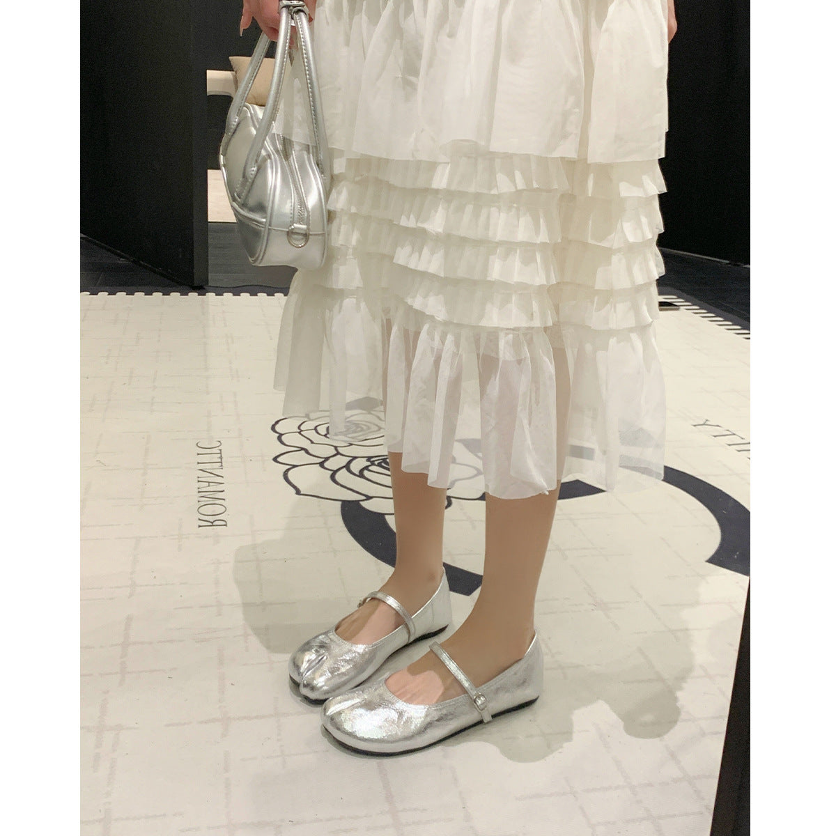 Damen Ballerinas mit schimmerndem Effekt und elegantem Riemen EB