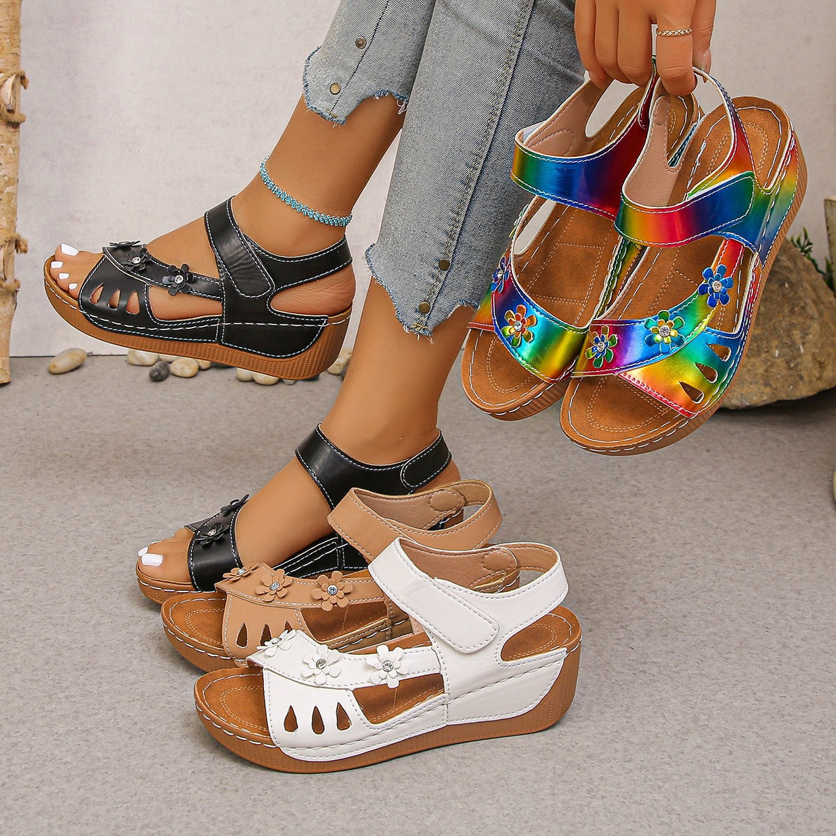 Damen Bunte Sandalen mit floralem Design und verstellbaren Riemen EB