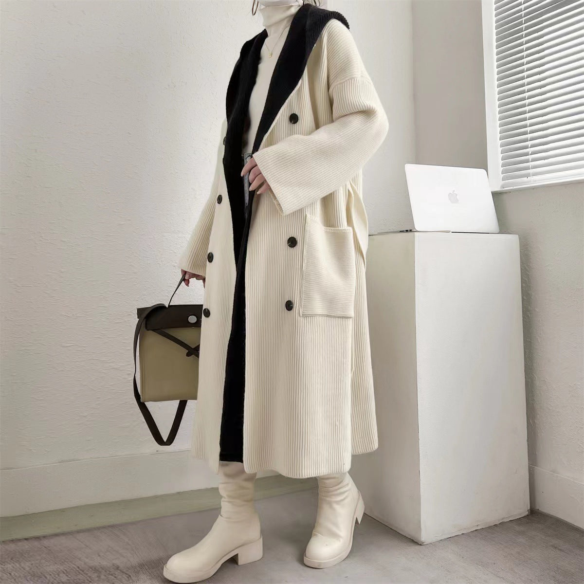 Damen Eleganter langer Mantel mit Gürtel und kontrastierenden Ärmeln EB