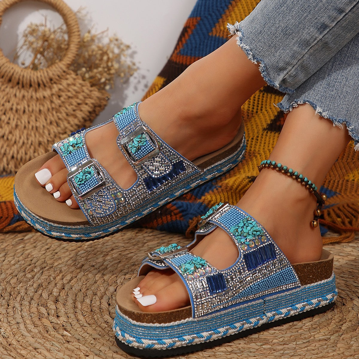 Damen Dekorative Zehentrenner-Sandalen mit breiten Riemen und funkelnden Akzenten EB
