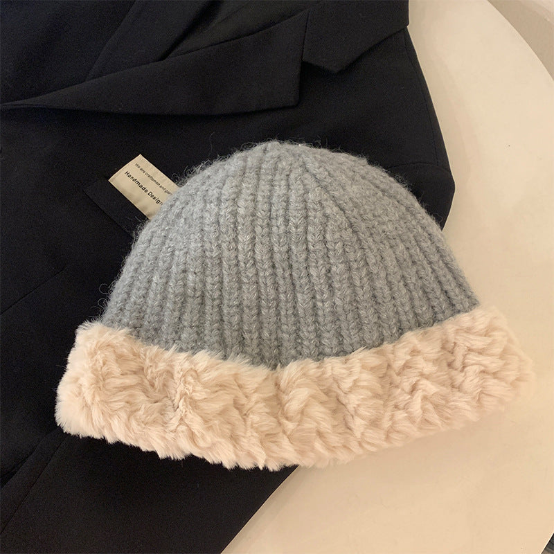 Gemütliche Strickmütze mit Fellbesatz