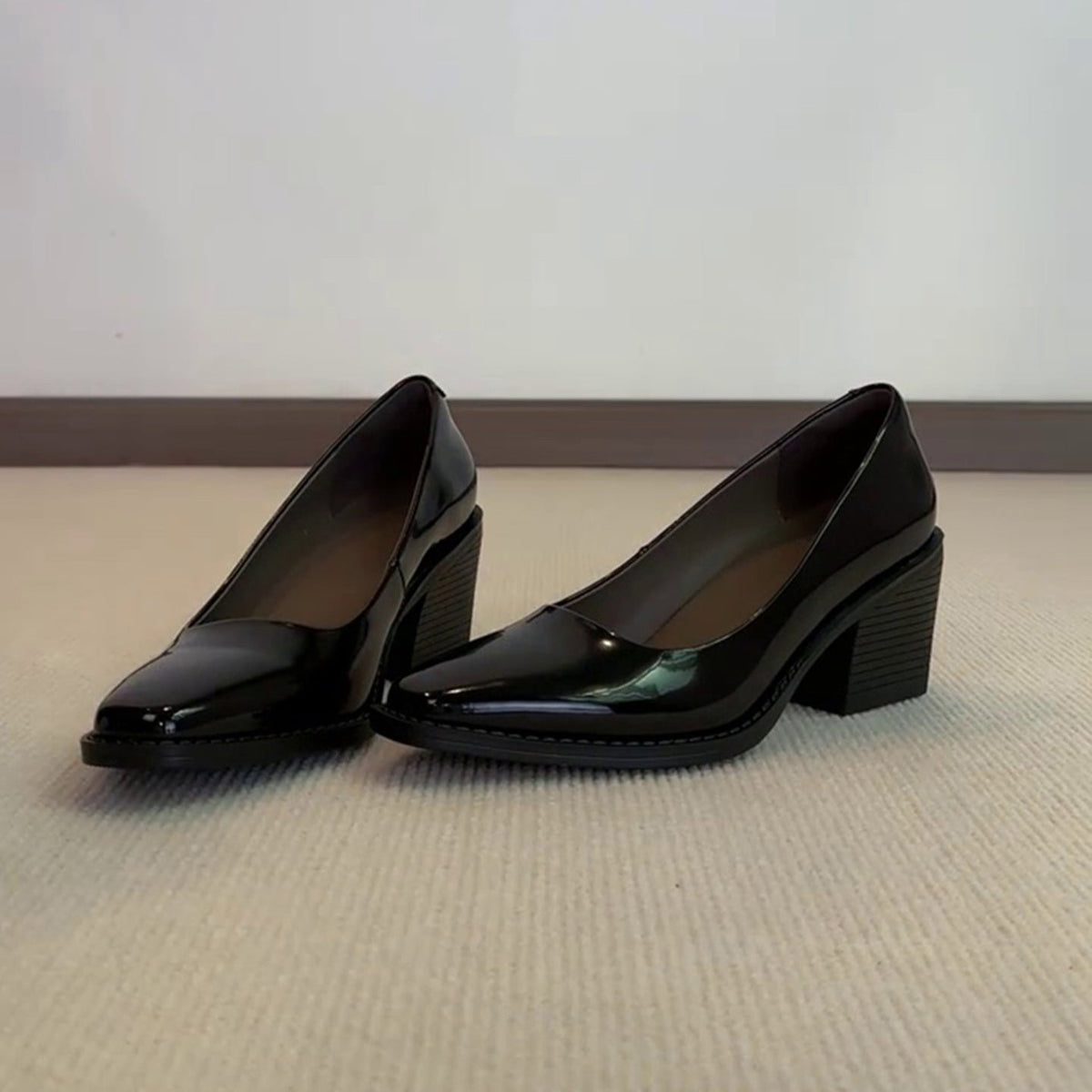 Damen elegante Blockabsatz-Pumps mit hochglänzender Lederoberfläche und komfortabler Fußbettstruktur EB