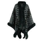 Damen eleganter Strickponcho mit luxuriösem Kunstfellbesatz und geometrischem Muster EB