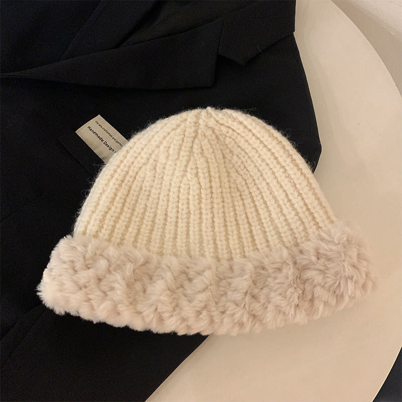 Gemütliche Strickmütze mit Fellbesatz