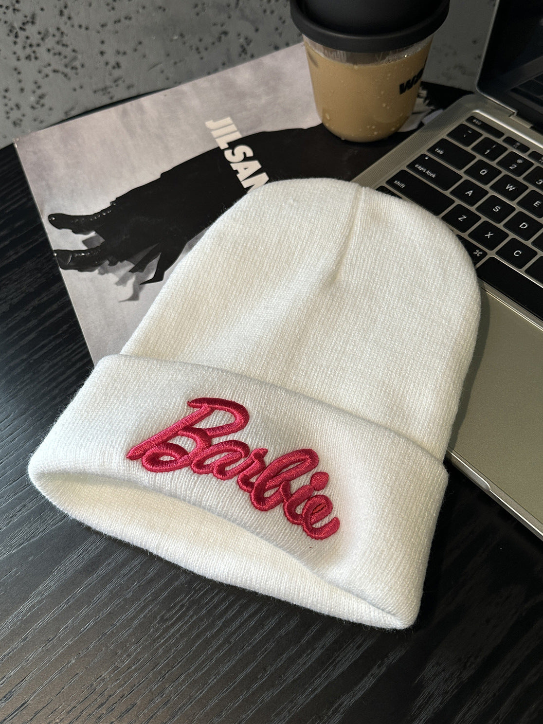 Stilvolle Beanie mit Stickerei