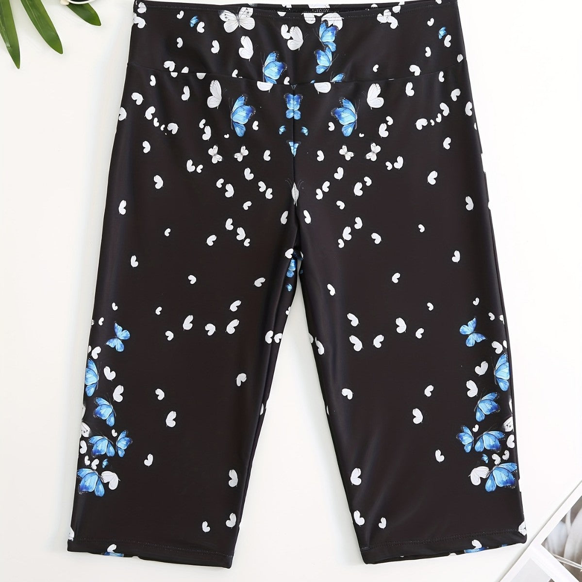 Sportliche Damen-Badeshorts mit Blumenmuster