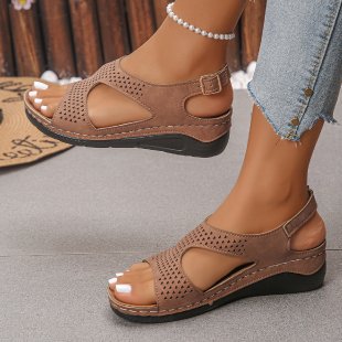 Damen Bequeme Keilsandalen mit perforierten Details EB