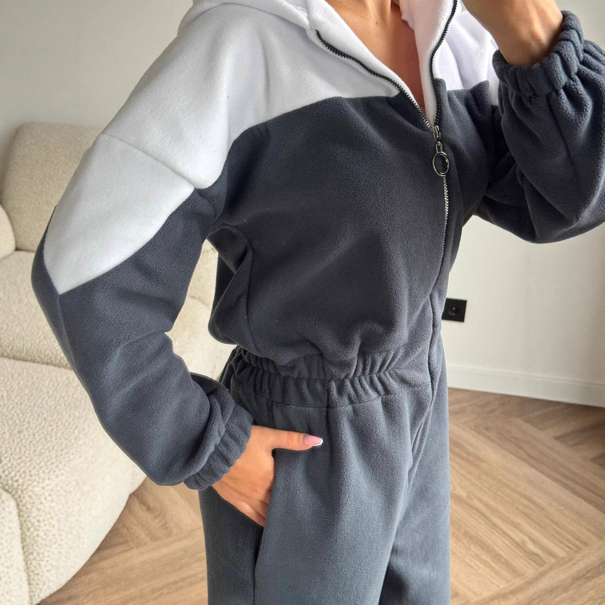 Gemütlicher Fleece-Jumpsuit mit Kapuze
