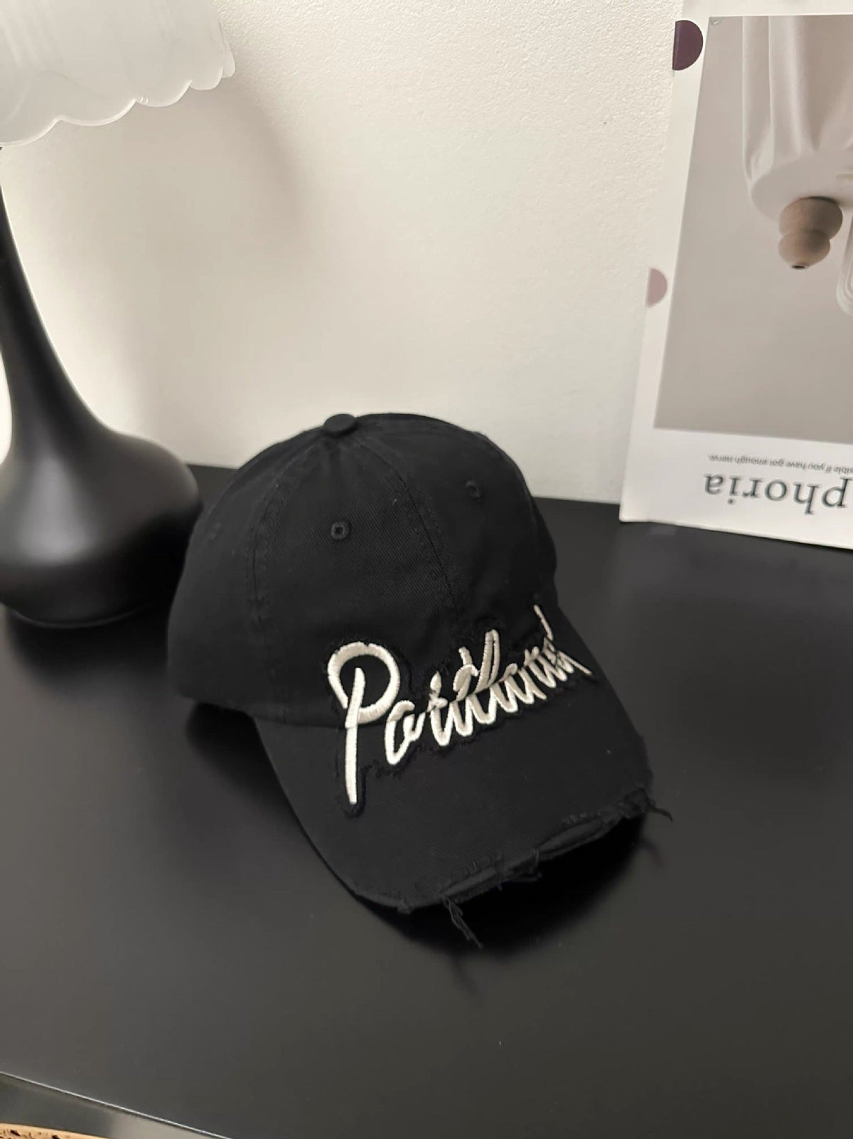 Baseballcap aus Distressed-Denim mit gesticktem Text