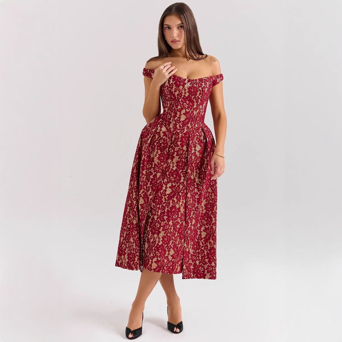 Damen Abendkleid mit raffinierten Spitzenapplikationen und elegantem Schnitt EB