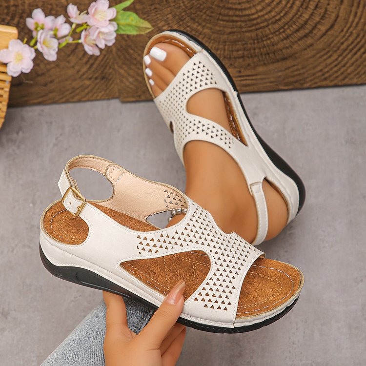 Damen Bequeme Keilsandalen mit perforierten Details EB