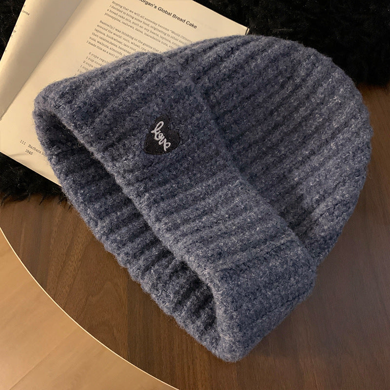 Gemütliche Strickmütze mit Herz-Aufnäher