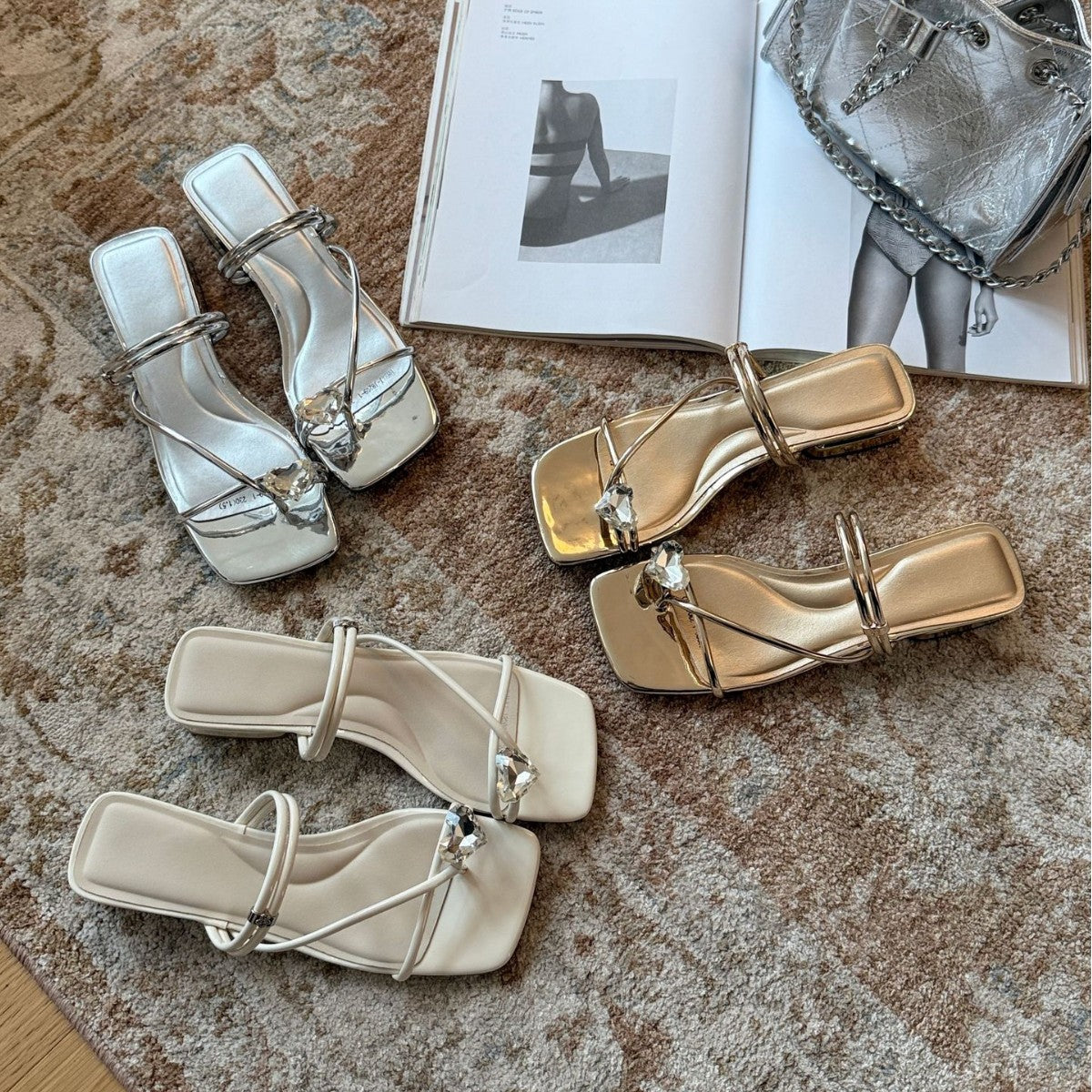 Damen Elegante Badesandalen im minimalistischen Design mit geschmackvollen Verzierungen EB