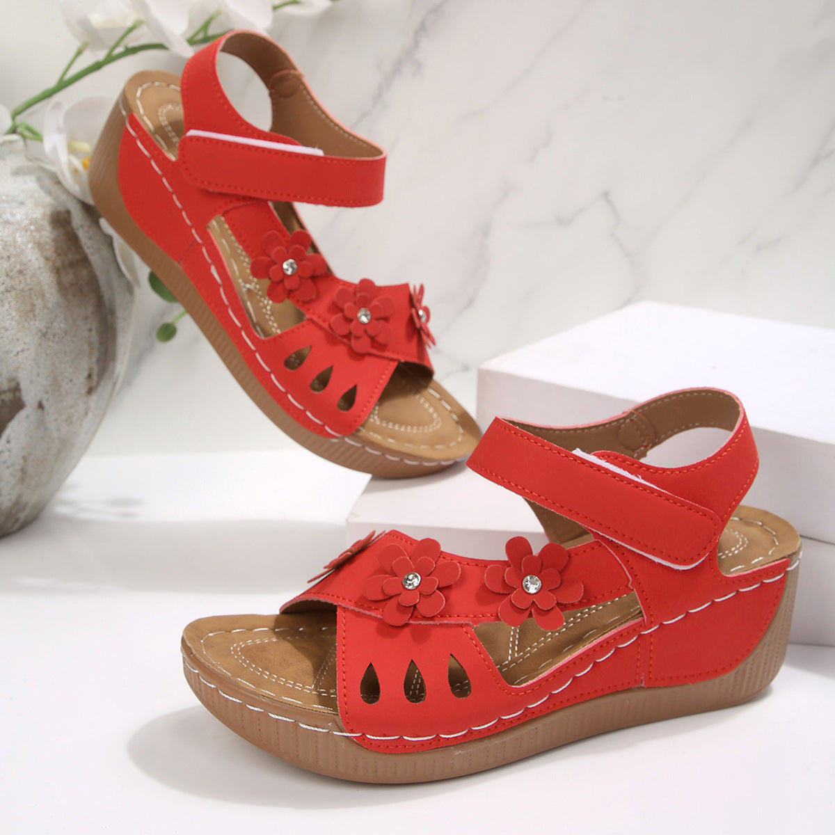 Damen Bequeme Sandalen mit floralem Design und verstellbarem Klettverschluss EB