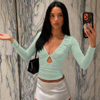 Damen nan tailliertes Langarmshirt mit tiefem V-Ausschnitt, Raffung und Schlüssel‑Cutout EB