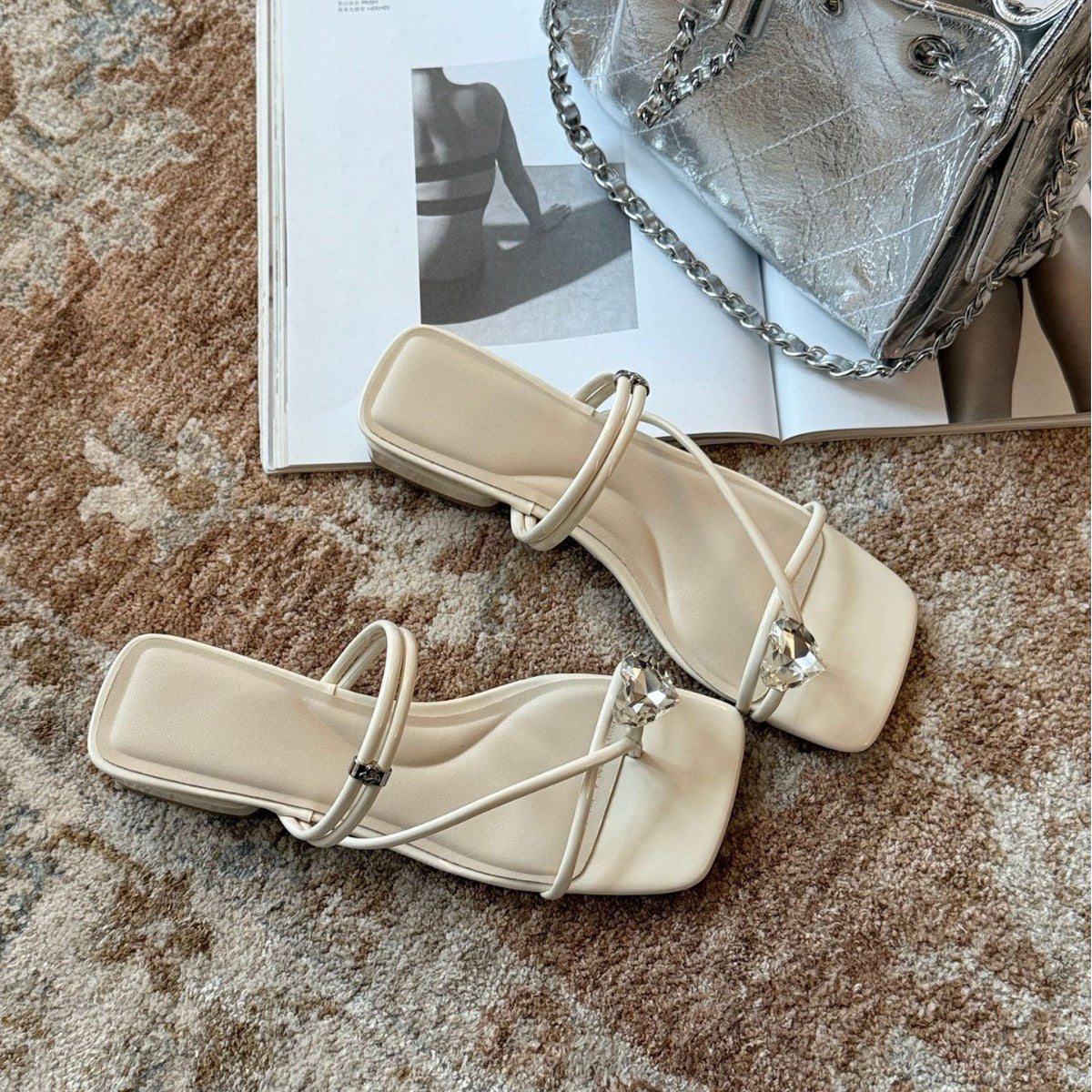 Damen Elegante Badesandalen im minimalistischen Design mit geschmackvollen Verzierungen EB