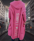 Damen Oversized Strickmantel mit Hoodie und auffälligem Schriftzug EB