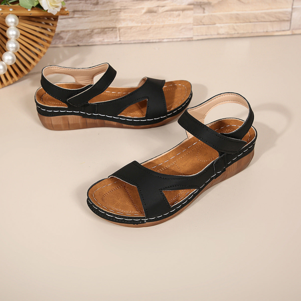Damen Bequeme Wedge-Sandalen mit breitem Riemen und floralem Design EB