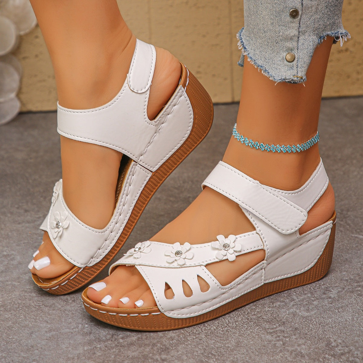 Damen Bunte Sandalen mit floralem Design und verstellbaren Riemen EB