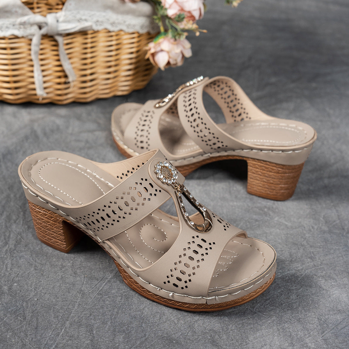 Damen bequeme Clogs mit modischem Cut-Out-Design und eleganter Applikation EB