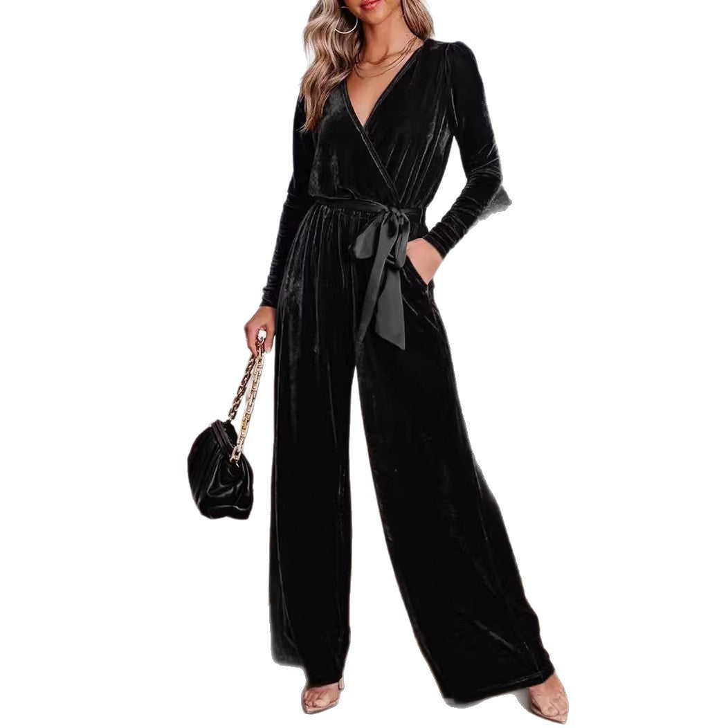 Eleganter Samt-Jumpsuit mit tiefem V-Ausschnitt