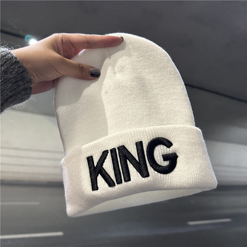 Stilvolle Strickmütze mit Statement-Stickerei