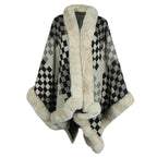 Damen eleganter Strickponcho mit luxuriösem Kunstfellbesatz und geometrischem Muster EB