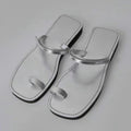 Damen Designer Zehentrenner-Sandalen mit modischem Metallic-Design und komfortablem Fußbett EB