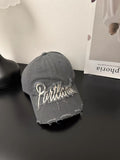 Baseballcap aus Distressed-Denim mit gesticktem Text