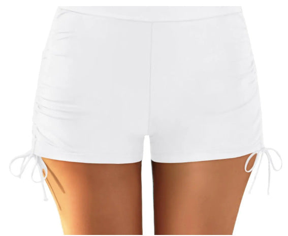 Figurschmeichelnde Badeshorts mit Raffung