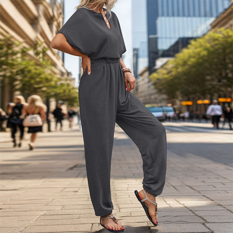 Lässiger Damen-Jumpsuit mit Taillensmock, kurzen Fledermausärmeln und elastischen Beinabschlüssen
