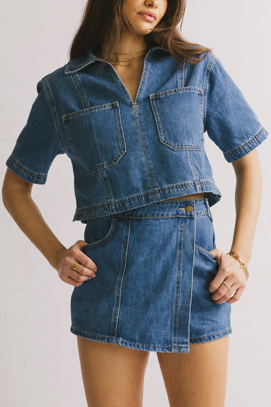 Damen Denim-Crop-Hemd mit aufgesetzten Taschen und knieumspielendem Rock EB