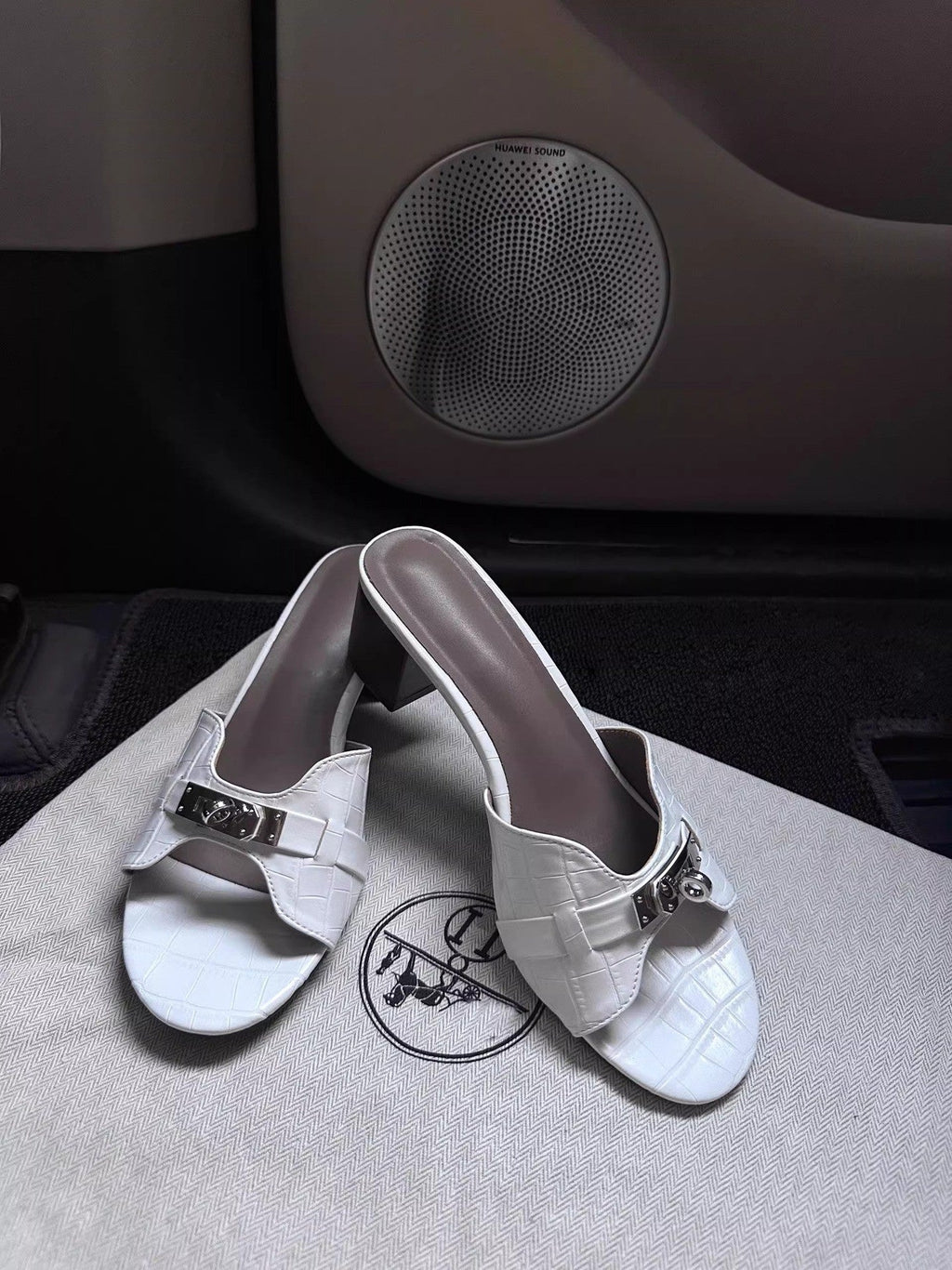 Damen Elegante Absatzsandalen mit modischem Riemendesign und glamourösem Akzent EB