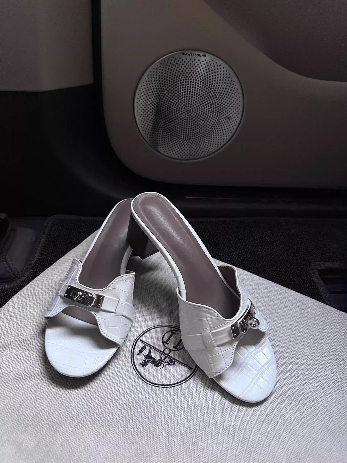 Damen Elegante Absatzsandalen mit modischem Riemendesign und glamourösem Akzent EB