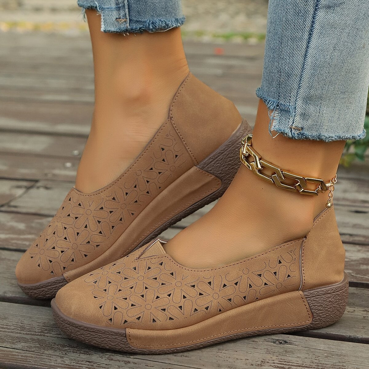 Damen Bequeme Mokassins mit floralem Lochdesign EB