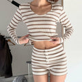 Damen nan gestreiftes Ripp-Lounge-Set mit taillenhohen Knopf-Shorts und schmalem V-Ausschnitt EB