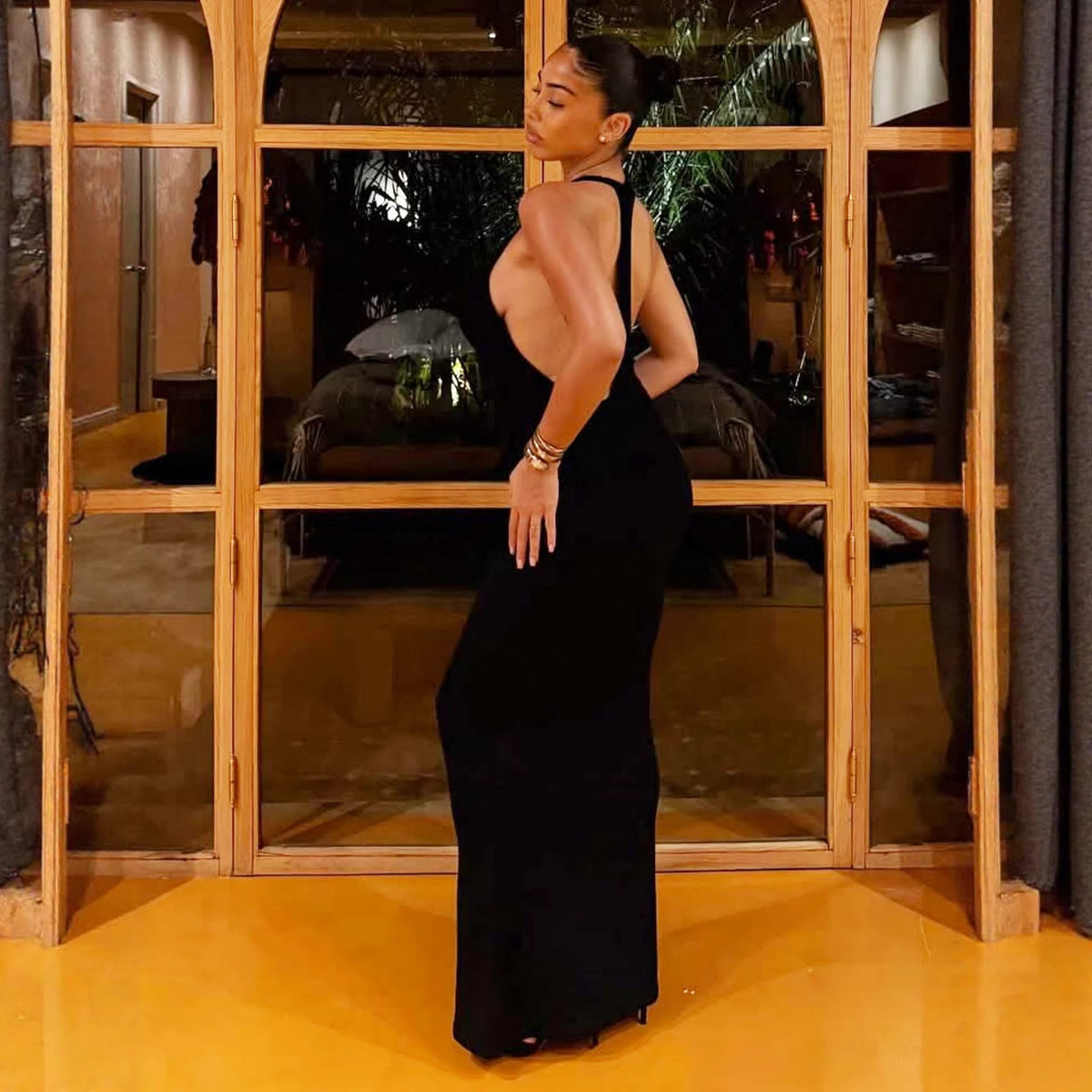 Damen Elegantes Maxikleid mit Halterneck und figurbetontem Schnitt EB