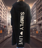 Damen Oversized Strickmantel mit Hoodie und auffälligem Schriftzug EB