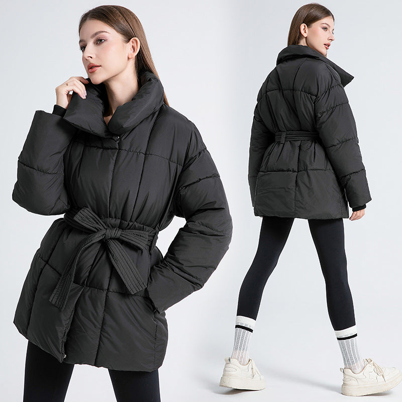 Damen Komfortable und elegante Pufferjacke mit Gürtel und hohem Kragen EB